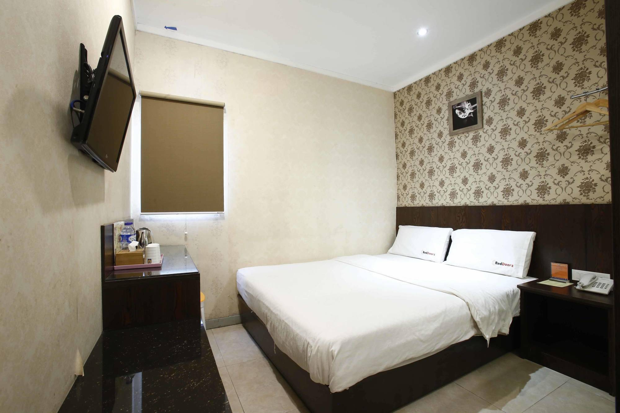 Отель Reddoorz @ Gajah Mada Джакарта Экстерьер фото