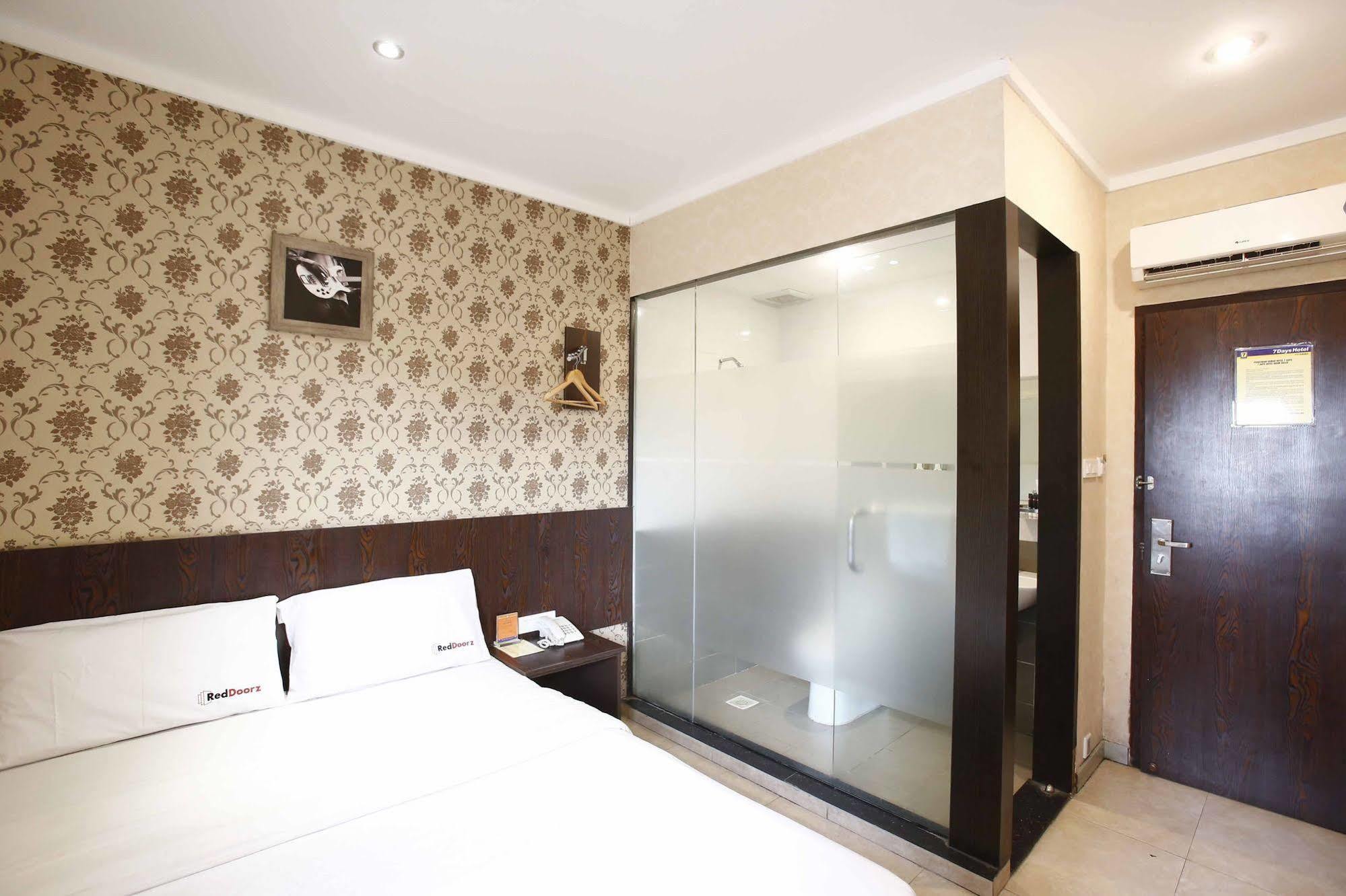 Отель Reddoorz @ Gajah Mada Джакарта Экстерьер фото