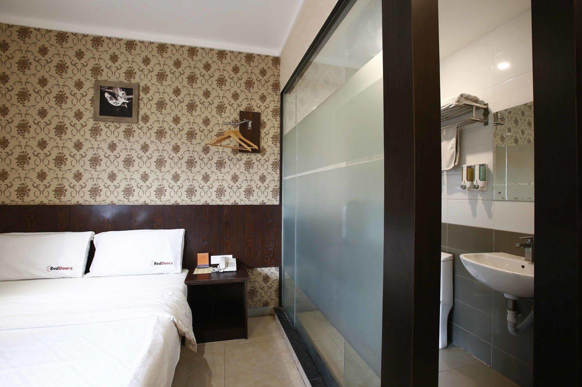Отель Reddoorz @ Gajah Mada Джакарта Экстерьер фото